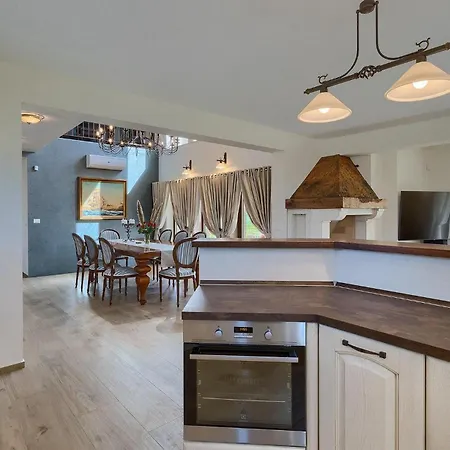 別荘 Campagna プーラ